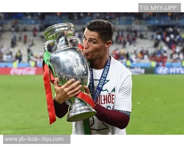 马丁内斯称赞C罗态度决定国家队主力地位30场比赛贡献25球彰显重要性 马丁内斯称赞C罗态度决定国家队主力地位30场比赛贡献25球彰显重要性